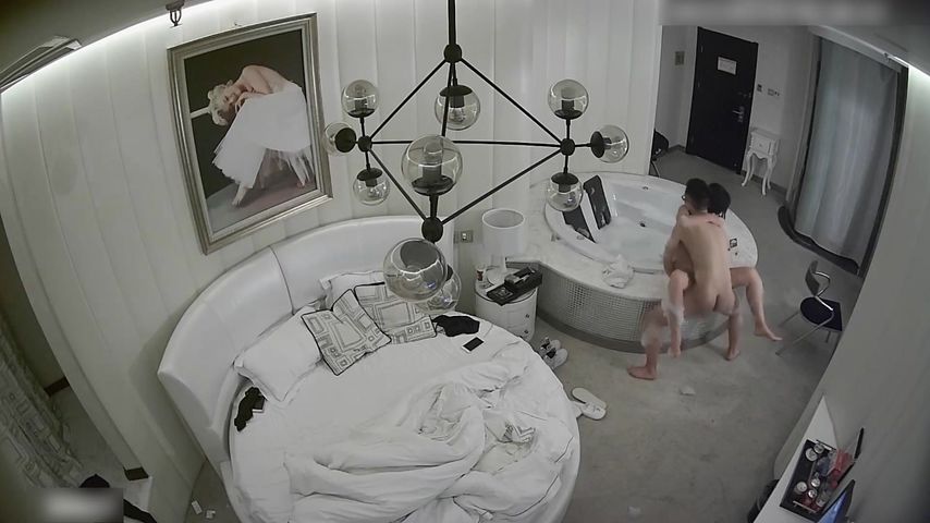 酒店偷拍情侣由床上干到浴缸